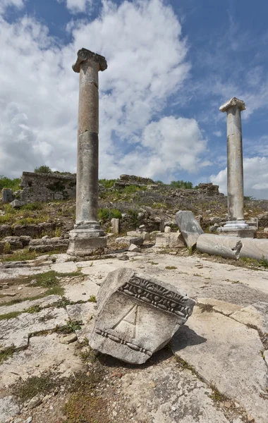 Blok önünde Perge sütunlarda harfle — Stok fotoğraf