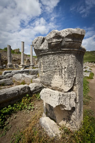 Coluna com texto grego em Perga, na Turquia — Fotografia de Stock