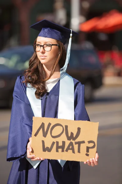 Разочарованный выпускник со знаком — стоковое фото