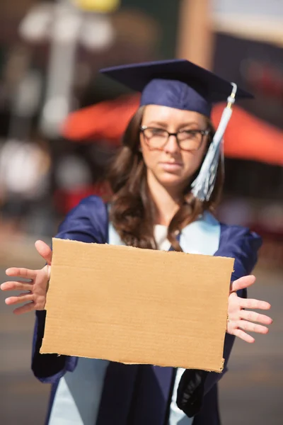 Person mit leerem Schild — Stockfoto