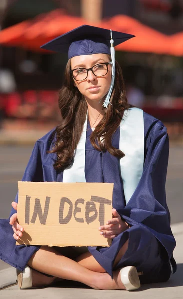 Absolventen sitzen mit Schulden — Stockfoto