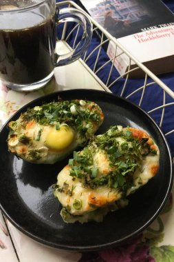 Avokado ve yumurtalı kahvaltı.