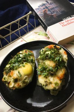 Avokado ve yumurtalı kahvaltı.