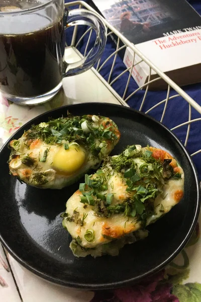 Avokado ve yumurtalı kahvaltı.