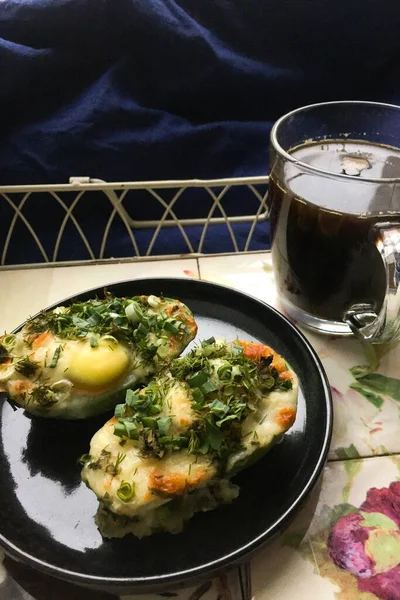 Avokado ve yumurtalı kahvaltı.