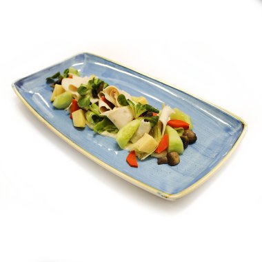 Mavi plaka üzerinde Tavuk salatası.