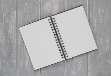 Not defteri gri ahşap masa.