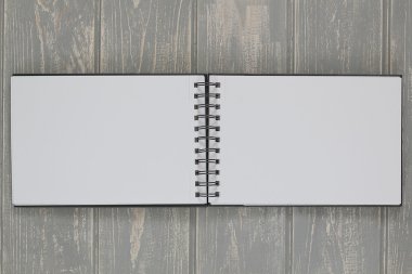 Not defteri gri ahşap masa.