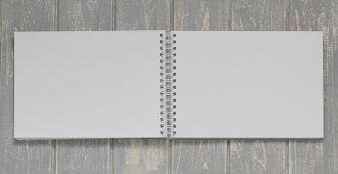 Not defteri gri ahşap masa.