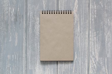 Not defteri gri ahşap masa.