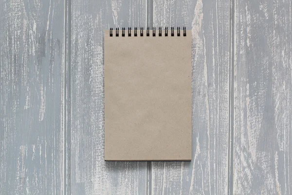 Cuaderno sobre escritorio de madera gris . — Foto de Stock