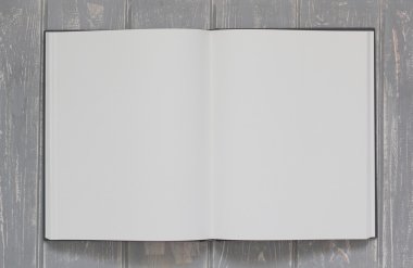 Not defteri gri ahşap masa.