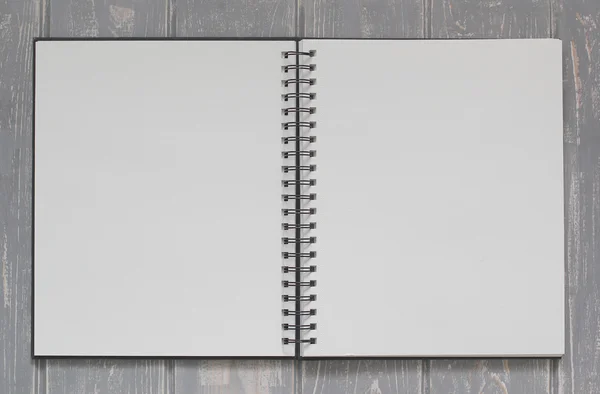 Cuaderno sobre escritorio de madera gris . — Foto de Stock