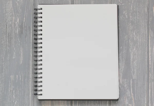 Libro di appunti su scrivania in legno grigio . — Foto Stock