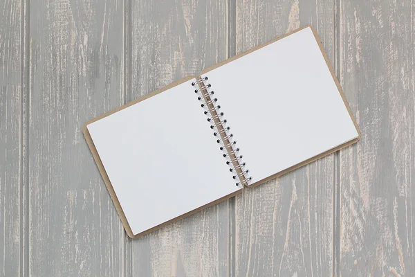 Notatbok på grått skrivebord av tre . – stockfoto