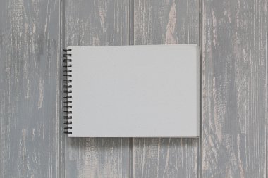 Not defteri gri ahşap masa.