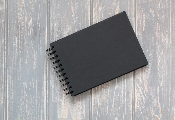 Libro di appunti su scrivania in legno grigio . — Foto Stock