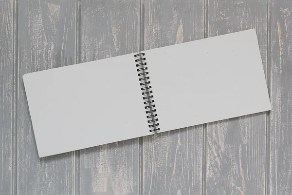 Cuaderno sobre escritorio de madera gris . — Foto de Stock