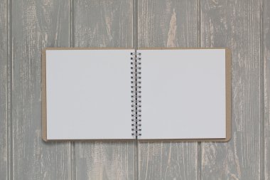 Not defteri gri ahşap masa.