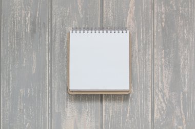 Not defteri gri ahşap masa.