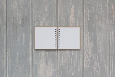 Not defteri gri ahşap masa.