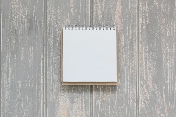 Not defteri gri ahşap masa.