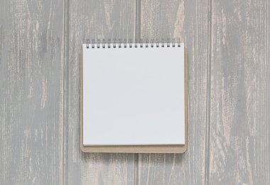 Not defteri gri ahşap masa.