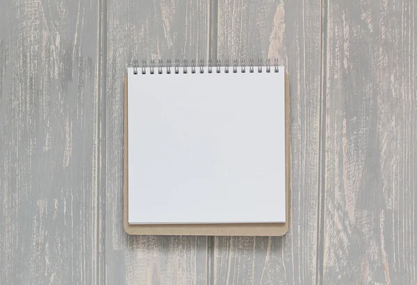 Cuaderno sobre escritorio de madera gris . — Foto de Stock