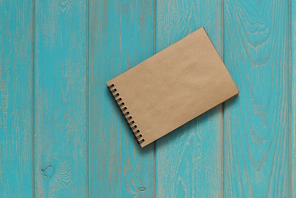 Libro di appunti sulla scrivania di legno blu . — Foto Stock