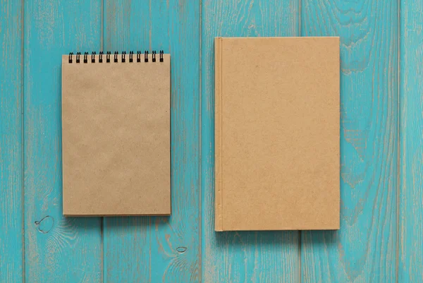 Livro de notas sobre mesa de madeira azul . — Fotografia de Stock
