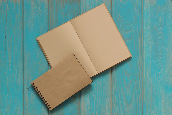 Cuaderno sobre escritorio de madera azul . — Foto de Stock