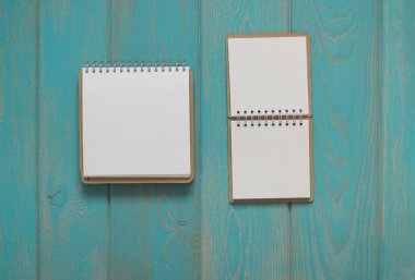 Not defteri mavi ahşap masa.