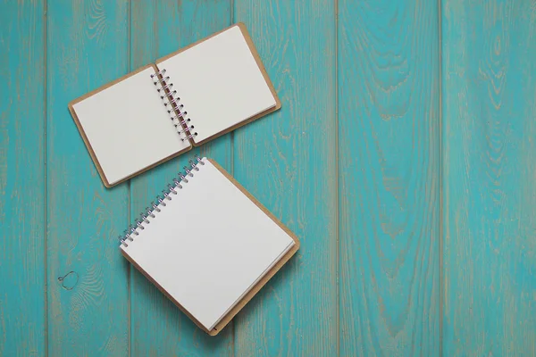 Libro di appunti sulla scrivania di legno blu . — Foto Stock