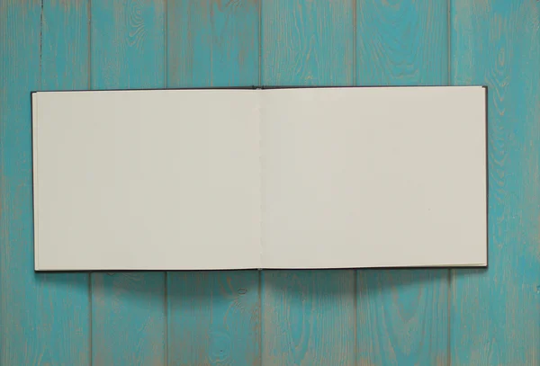 Megjegyzés: a könyv a kék fa íróasztal. — Stock Fotó