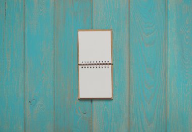 Not defteri mavi ahşap masa.