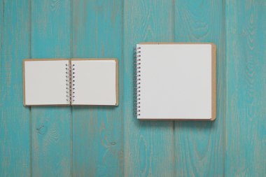 Not defteri mavi ahşap masa.