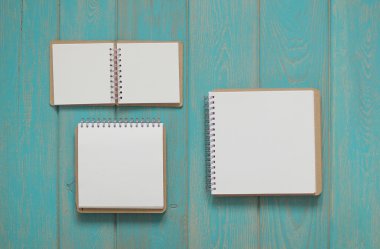 Not defteri mavi ahşap masa.