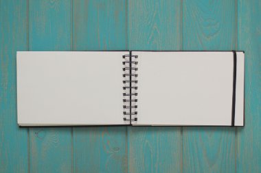 Not defteri mavi ahşap masa.