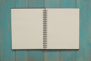 Not defteri mavi ahşap masa.