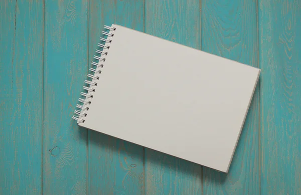 Livro de notas sobre mesa de madeira azul . — Fotografia de Stock