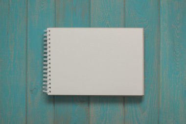 Not defteri mavi ahşap masa.