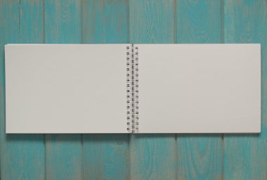 Not defteri mavi ahşap masa.