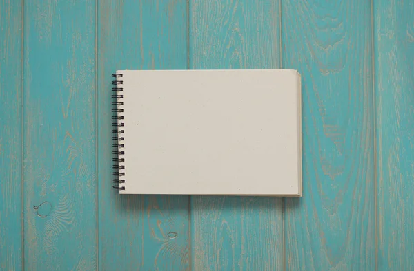 Not defteri mavi ahşap masa.