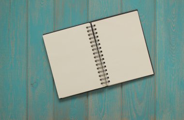 Not defteri mavi ahşap masa.