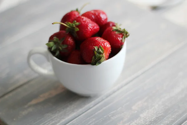 Φράουλες στο λευκό Κύπελλο — Φωτογραφία Αρχείου