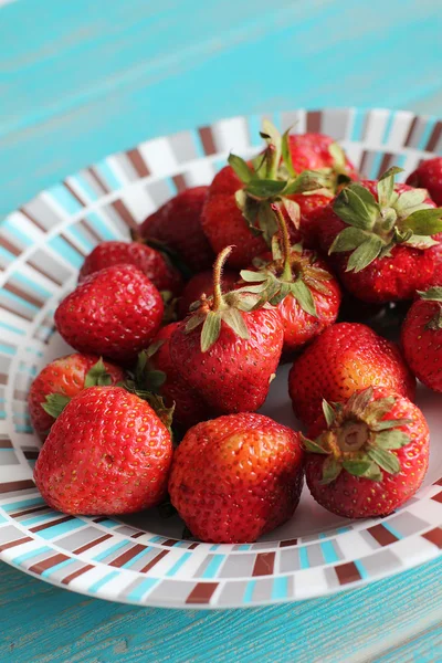 Strawberries in white plate — Stock Photo, Image