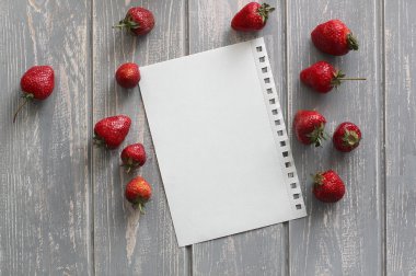 Kağıt levha ile Çilek.