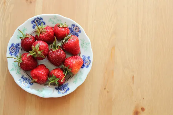 Fresas en plato blanco —  Fotos de Stock