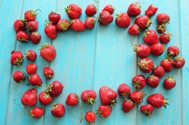 Ahşap masa üzerinde çilek.