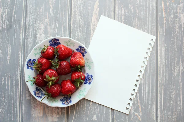 Strawberries in white plate — Stock Photo, Image